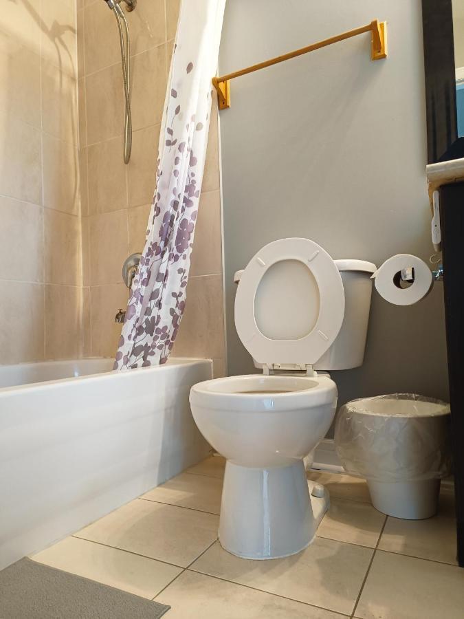 Affordable Room With Free Parking In Newmarket On 외부 사진