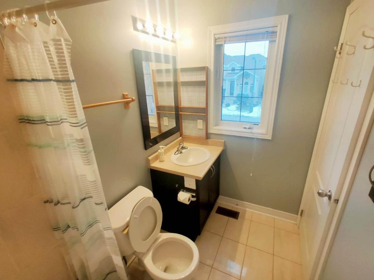 Affordable Room With Free Parking In Newmarket On 외부 사진